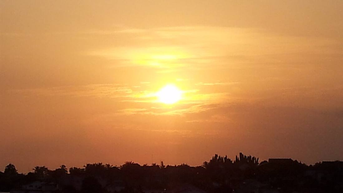 Cahaya senja yang tenang di bukit