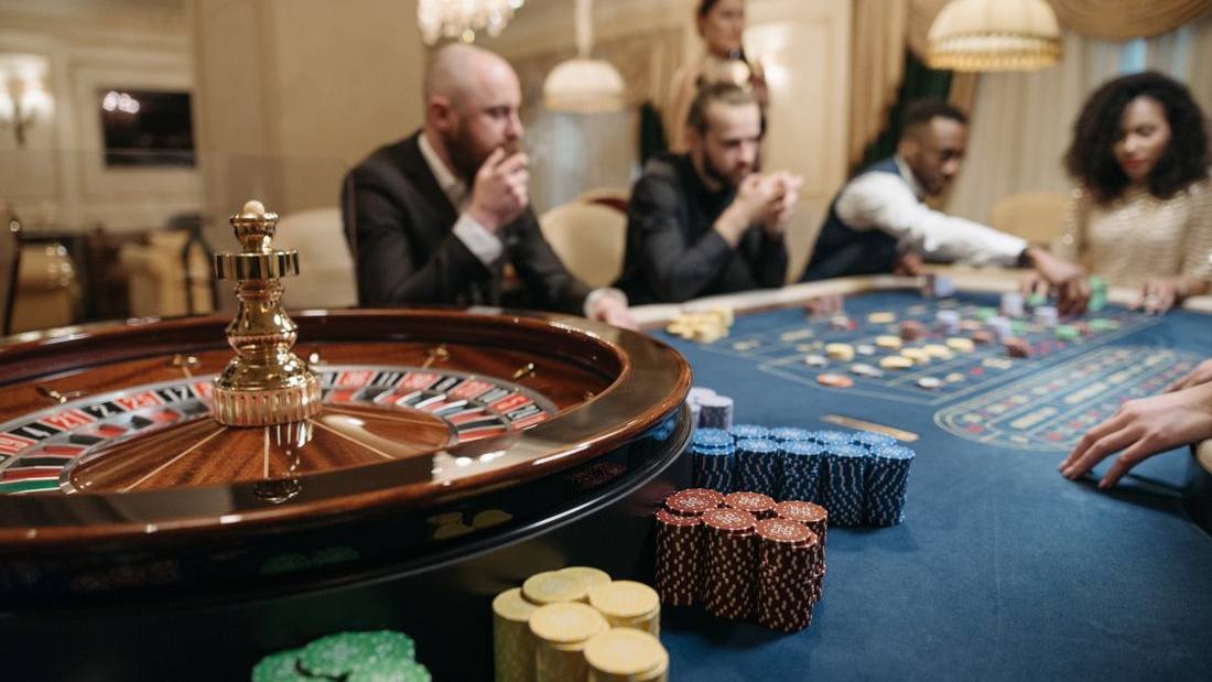 Pemain berkumpul di sekitar meja roulette