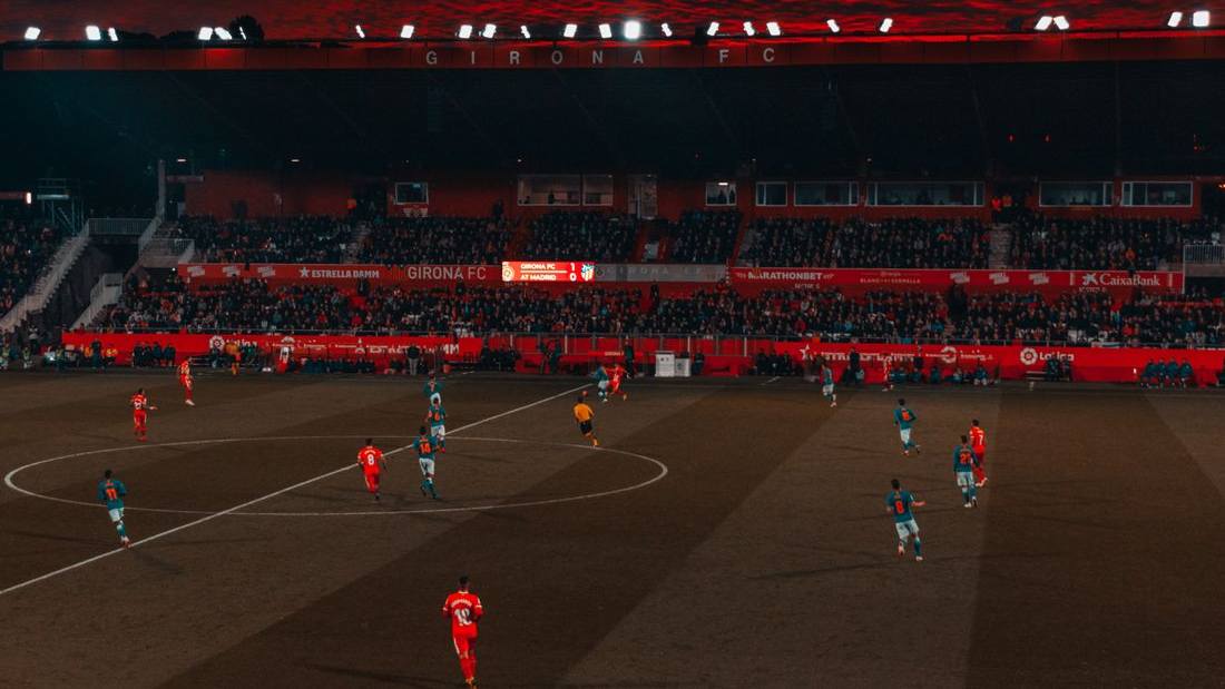 Stadion sepak bola saat matahari terbenam sebelum pertandingan