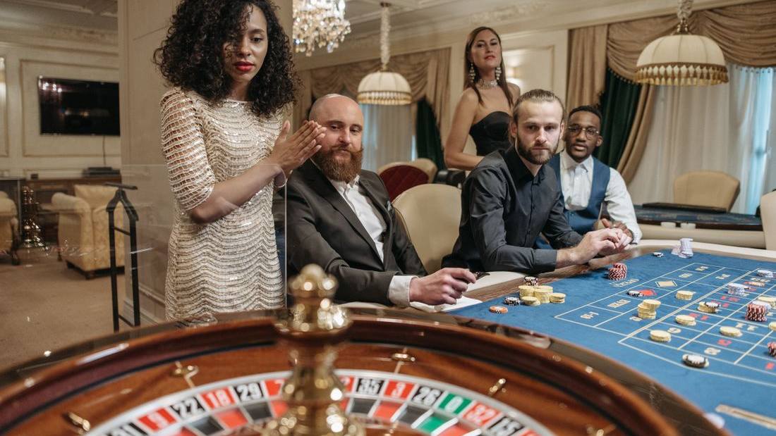 Pemain mengamati meja roulette di kasino