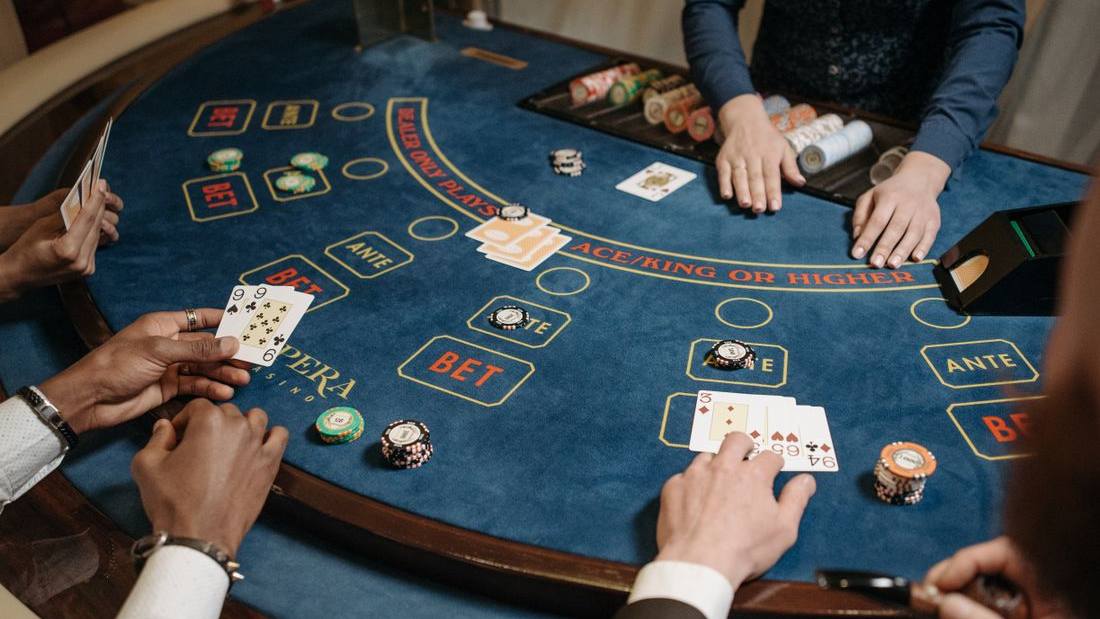 Tumpukan chip poker sebagai ilustrasi bonus rollingan